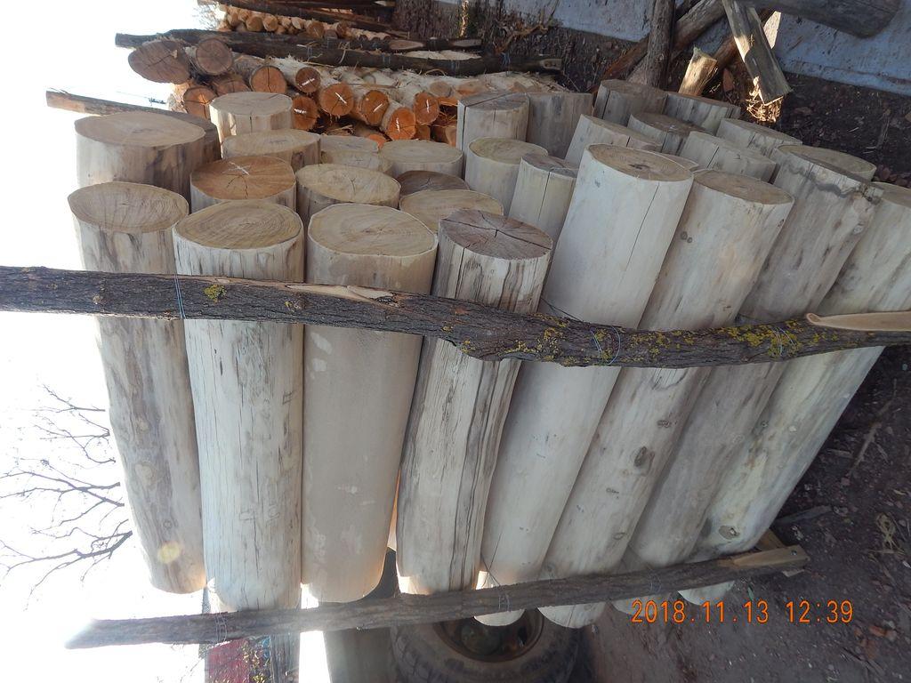 Rundhölzer aus Akazie (geschliffen, naturgewachsen) Rundhölzer aus Akazie (geschliffen, naturgewachsen)